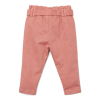 Deze schattige broek in warm rose van Little Dutch zal jouw kleintje vast geweldig staan. Fijn te combineren door de mooie pasvorm en in een mooie, oudroze kleur. Deze stoere broek is gemaakt van een comfortabele stof met een subtiele stretch voor een zachte en flexibele pasvorm. VanZus