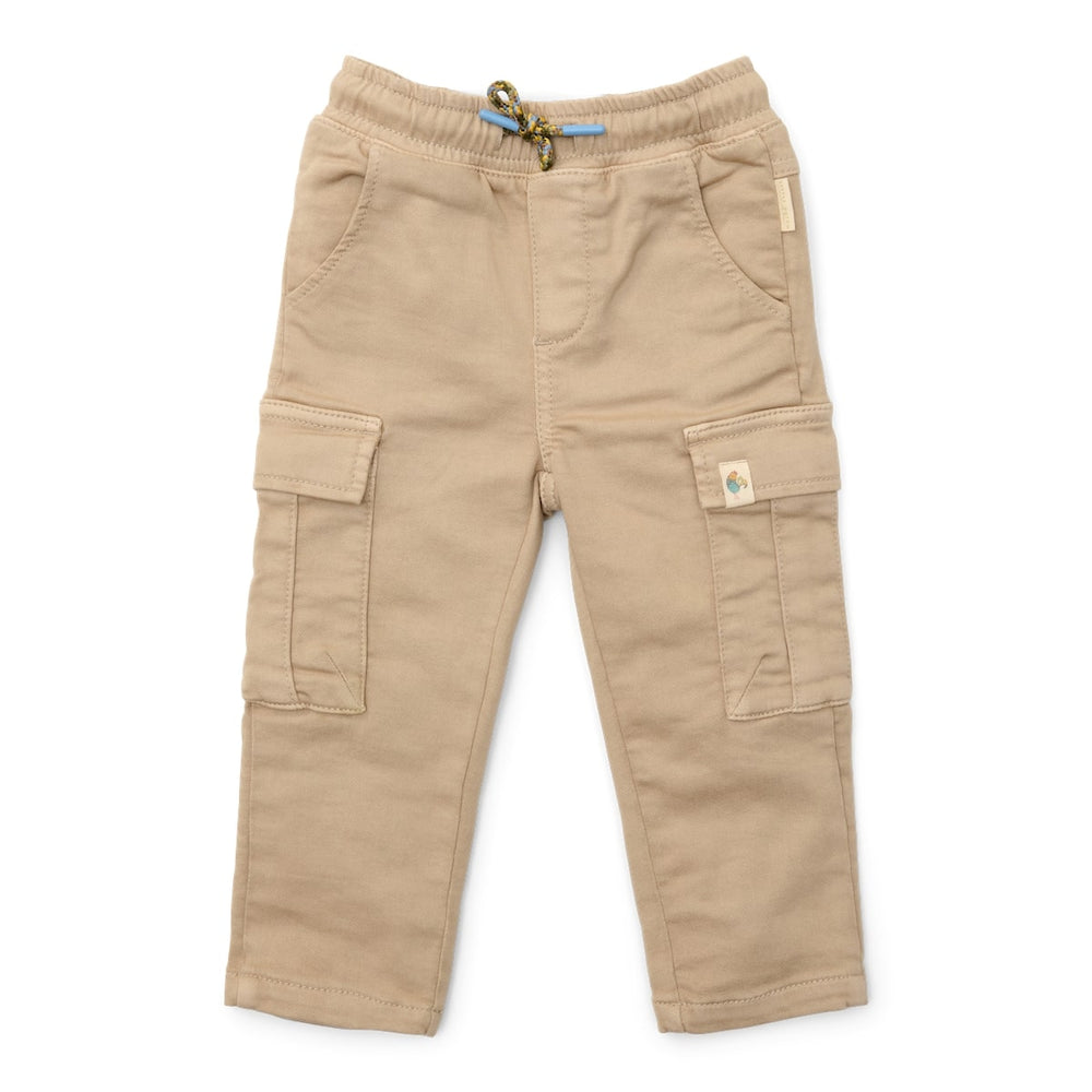 Deze stoere broek in sand (zand) van Little Dutch is niet alleen heel comfortabel, maar ziet er ook heel stoer uit. De zandkleurige cargo joggingbroek is gemaakt van elastisch biologisch katoen. De jogger is voorzien van handige steekzakken en stoere cargozakken aan de zijkant. VanZus