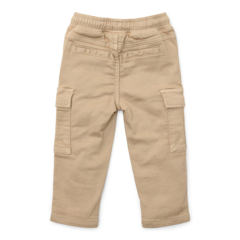 Deze stoere broek in sand (zand) van Little Dutch is niet alleen heel comfortabel, maar ziet er ook heel stoer uit. De zandkleurige cargo joggingbroek is gemaakt van elastisch biologisch katoen. De jogger is voorzien van handige steekzakken en stoere cargozakken aan de zijkant. VanZus