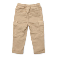 Deze stoere broek in sand (zand) van Little Dutch is niet alleen heel comfortabel, maar ziet er ook heel stoer uit. De zandkleurige cargo joggingbroek is gemaakt van elastisch biologisch katoen. De jogger is voorzien van handige steekzakken en stoere cargozakken aan de zijkant. VanZus