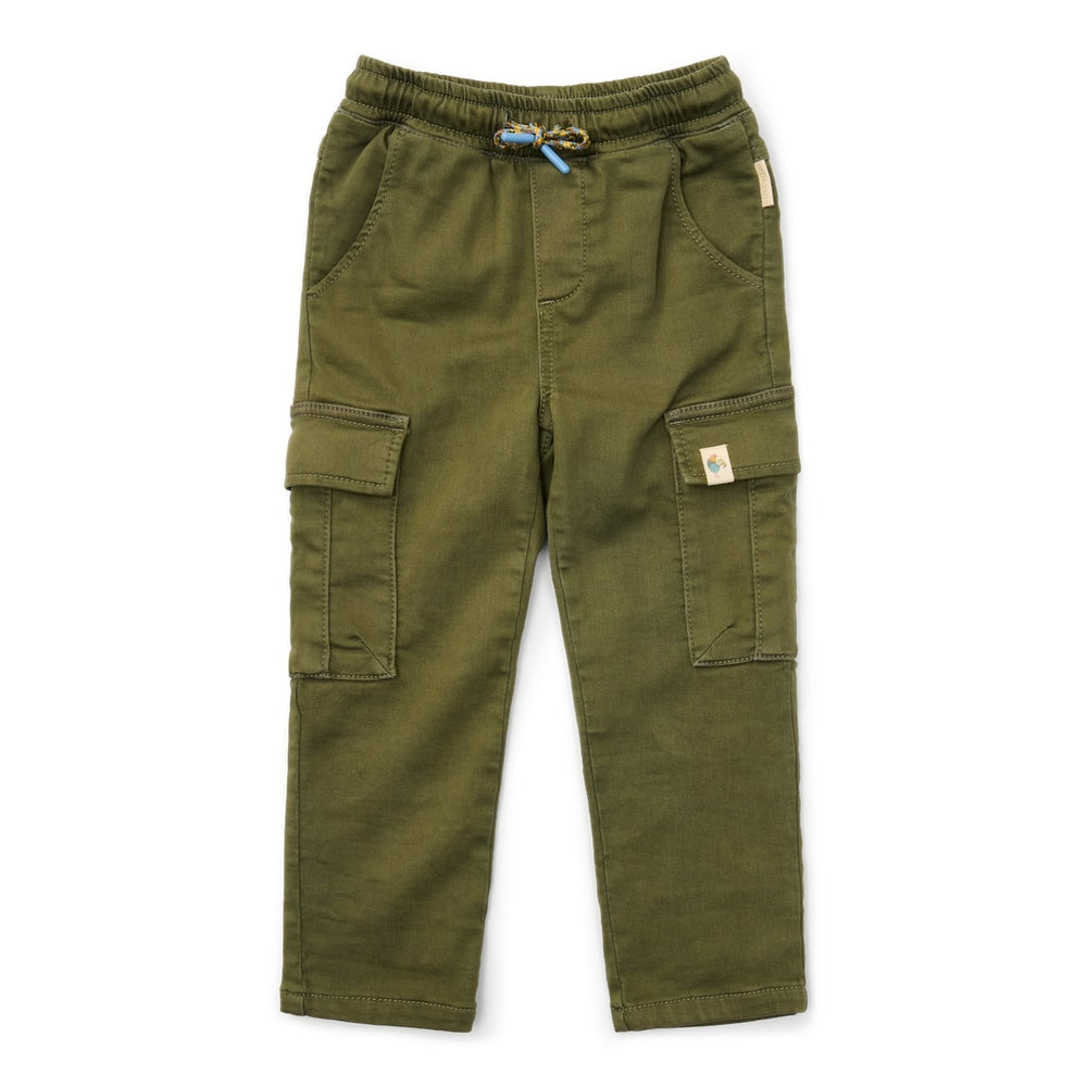 Deze stoere broek in dark green (groen) van Little Dutch is niet alleen heel comfortabel, maar ziet er ook heel stoer uit.  De legergroene cargo joggingbroek is gemaakt van elastisch biologisch katoen. De jogger is voorzien van handige steekzakken en stoere cargozakken aan de zijkant. VanZus