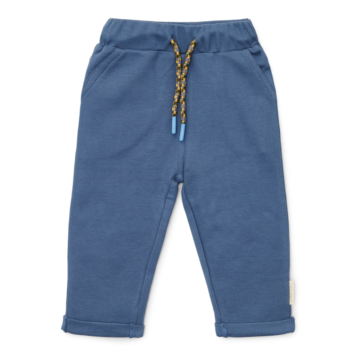 Deze broek in donkerblauw (dark blue) van Little Dutch is gemaakt van biologisch katoen en is het perfect voor elke avontuur van je kindje. De jogger heeft handige steekzakken, perfect voor het opbergen van kleine vondsten. De verstelbare elastische tailleband van de joggingbroek zorgt voor een goede pasvorm. VanZus