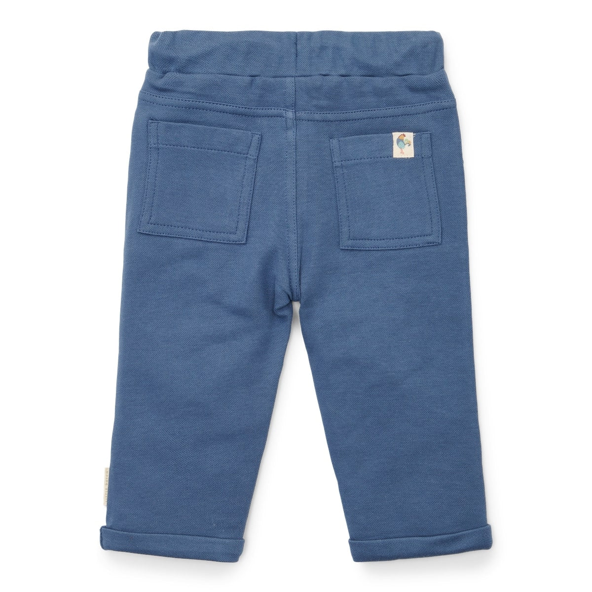 Deze broek in donkerblauw (dark blue) van Little Dutch is gemaakt van biologisch katoen en is het perfect voor elke avontuur van je kindje. De jogger heeft handige steekzakken, perfect voor het opbergen van kleine vondsten. De verstelbare elastische tailleband van de joggingbroek zorgt voor een goede pasvorm. VanZus