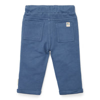 Deze broek in donkerblauw (dark blue) van Little Dutch is gemaakt van biologisch katoen en is het perfect voor elke avontuur van je kindje. De jogger heeft handige steekzakken, perfect voor het opbergen van kleine vondsten. De verstelbare elastische tailleband van de joggingbroek zorgt voor een goede pasvorm. VanZus