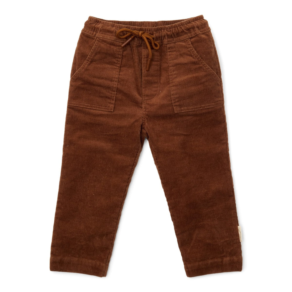 Deze stoere broek in walnut brown van Little Dutch is niet alleen heel comfortabel, maar ziet er ook heel stoer uit. Deze bruine ribbroek in een joggingmodel is gemaakt van elastisch biologisch katoen. De corduroy jogger is voorzien van handige steekzakken. VanZus