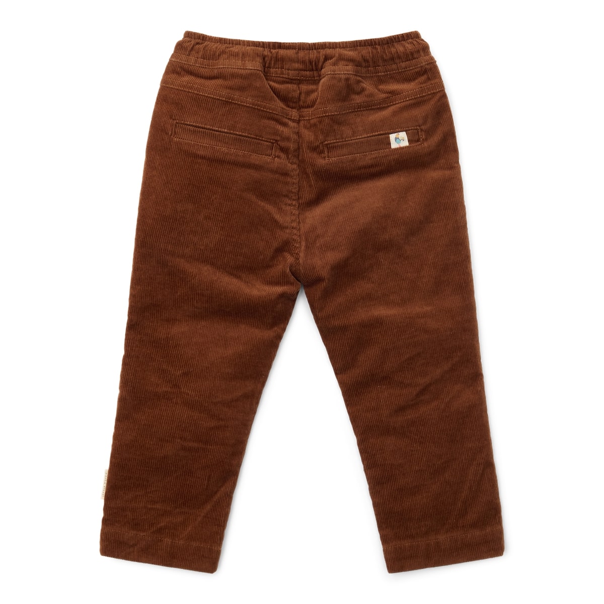 Deze stoere broek in walnut brown van Little Dutch is niet alleen heel comfortabel, maar ziet er ook heel stoer uit. Deze bruine ribbroek in een joggingmodel is gemaakt van elastisch biologisch katoen. De corduroy jogger is voorzien van handige steekzakken. VanZus