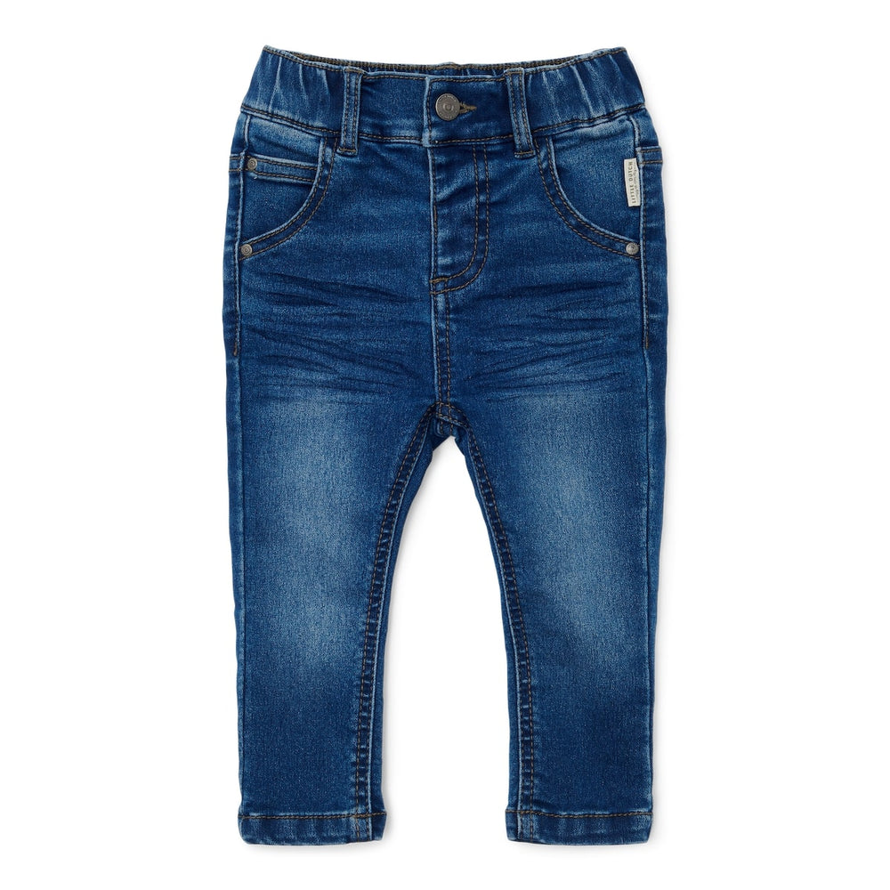 Denim is altijd een goede keuze! Deze broek van Little Dutch, gemaakt van rekbare denim, is de perfecte broek voor avonturen groot en klein.  Met een elastische tailleband zorgt deze jeans joggingbroek voor een comfortabele pasvorm.  Een supertoffe spijkerbroek voor je kind. VanZus