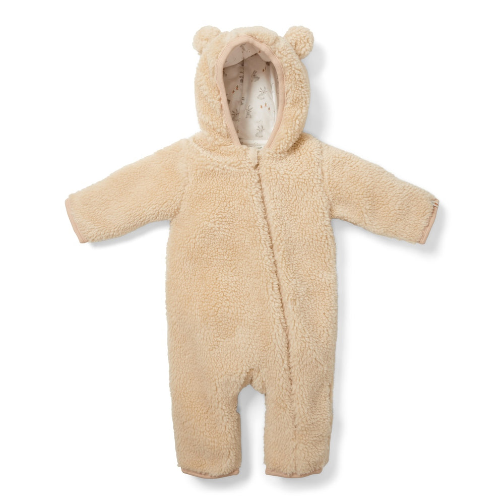 Laat je kleintje zich heerlijk comfortabel en warm voelen met de Little Dutch teddy onesie in de kleur sand. De superzachte onesie, gemaakt van knuffelbaar teddy materiaal in de vorm van een konijntje, is perfect voor de koude dagen. VanZus