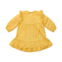 De Little Dutch blooming flower jurk met lange mouw in de kleur warm yellow is een prachtige jurk voor je kleintje. De jurk is gemaakt van een zachte stof en heeft een felle gele kleur, wat zorgt voor frisse en leuke uitstraling. VanZus