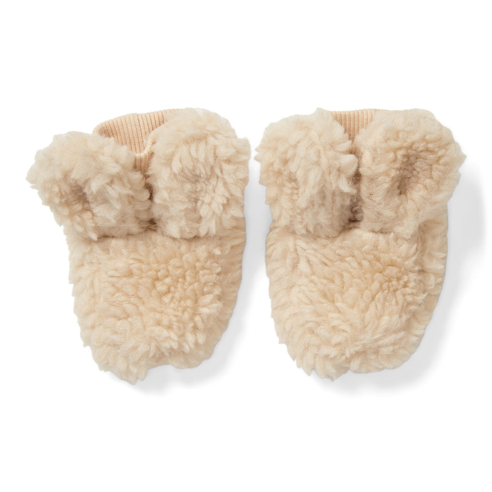 Ben je op zoek naar een paar schattige en heerlijk zachte babyslofjes voor jouw baby? Dan zijn deze teddy slofjes sand van Little Dutch ideaal! Deze slofjes zijn namelijk heerlijk zacht voor kleine babyvoetjes en zien er ook superschattig uit!  Deze slofjes zijn superzacht, dankzij het teddy materiaal. VanZus