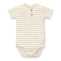 Deze Little Dutch korte mouw romper is een mooie aanwinst voor de garderobe van jouw kleintje. De romper is gemaakt van zacht en ademend katoen, wat zorgt voor optimaal comfort voor je baby. VanZus