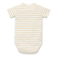 Deze Little Dutch korte mouw romper is een mooie aanwinst voor de garderobe van jouw kleintje. De romper is gemaakt van zacht en ademend katoen, wat zorgt voor optimaal comfort voor je baby. VanZus