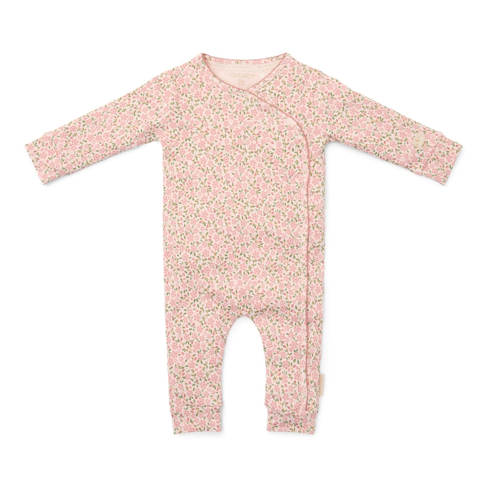 Jouw kleintje slaapt heerlijk in de Little Dutch overslag pyjama met fairy floral print. De pyjama is gemaakt van zacht biologisch katoen wat zorgt voor comfort, waardoor je kleintje heerlijk kan slapen en vrij kan bewegen. VanZus