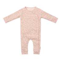 Jouw kleintje slaapt heerlijk in de Little Dutch overslag pyjama met fairy floral print. De pyjama is gemaakt van zacht biologisch katoen wat zorgt voor comfort, waardoor je kleintje heerlijk kan slapen en vrij kan bewegen. VanZus