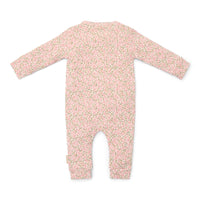 Jouw kleintje slaapt heerlijk in de Little Dutch overslag pyjama met fairy floral print. De pyjama is gemaakt van zacht biologisch katoen wat zorgt voor comfort, waardoor je kleintje heerlijk kan slapen en vrij kan bewegen. VanZus