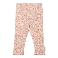 Ga naar dromenland en droom de mooiste dromen in deze tweedelige pyjama fairy floral van Little Dutch.  De pyjama bestaat uit een pyjamabroek en een pyjamashirt met een romantische bloemenprint en romantische details langs de mouwen en pijpen. VanZus