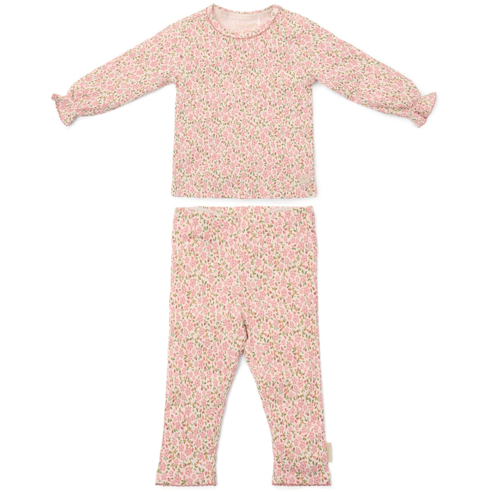 Ga naar dromenland en droom de mooiste dromen in deze tweedelige pyjama fairy floral van Little Dutch.  De pyjama bestaat uit een pyjamabroek en een pyjamashirt met een romantische bloemenprint en romantische details langs de mouwen en pijpen. VanZus