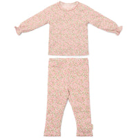 Ga naar dromenland en droom de mooiste dromen in deze tweedelige pyjama fairy floral van Little Dutch.  De pyjama bestaat uit een pyjamabroek en een pyjamashirt met een romantische bloemenprint en romantische details langs de mouwen en pijpen. VanZus