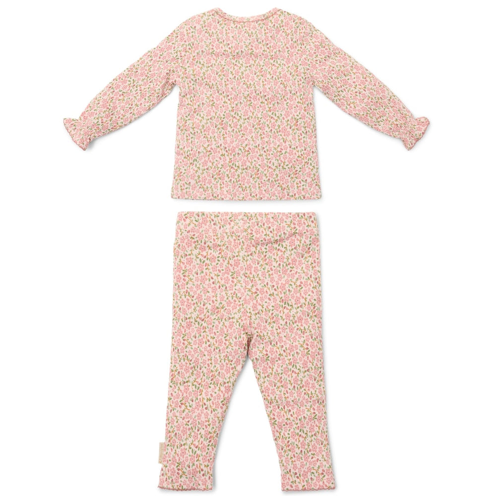 Ga naar dromenland en droom de mooiste dromen in deze tweedelige pyjama fairy floral van Little Dutch.  De pyjama bestaat uit een pyjamabroek en een pyjamashirt met een romantische bloemenprint en romantische details langs de mouwen en pijpen. VanZus