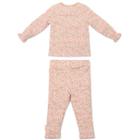 Ga naar dromenland en droom de mooiste dromen in deze tweedelige pyjama fairy floral van Little Dutch.  De pyjama bestaat uit een pyjamabroek en een pyjamashirt met een romantische bloemenprint en romantische details langs de mouwen en pijpen. VanZus