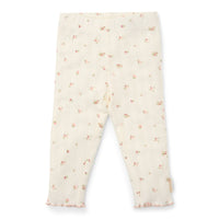 Ga naar dromenland en droom de mooiste dromen in deze tweedelige pyjama fairy blossom van Little Dutch.  De pyjama bestaat uit een pyjamabroek en een pyjamashirt. De pointelle pyjama heeft een schattige, romantische bloemenprint. De mouwen en broek hebben een geschulpte rand.  VanZus