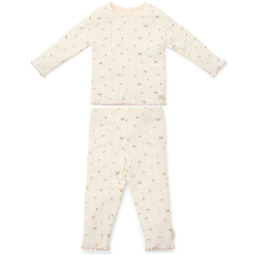 Ga naar dromenland en droom de mooiste dromen in deze tweedelige pyjama fairy blossom van Little Dutch.  De pyjama bestaat uit een pyjamabroek en een pyjamashirt. De pointelle pyjama heeft een schattige, romantische bloemenprint. De mouwen en broek hebben een geschulpte rand.  VanZus