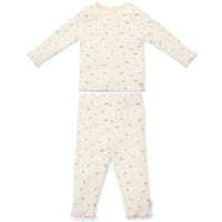 Ga naar dromenland en droom de mooiste dromen in deze tweedelige pyjama fairy blossom van Little Dutch.  De pyjama bestaat uit een pyjamabroek en een pyjamashirt. De pointelle pyjama heeft een schattige, romantische bloemenprint. De mouwen en broek hebben een geschulpte rand.  VanZus