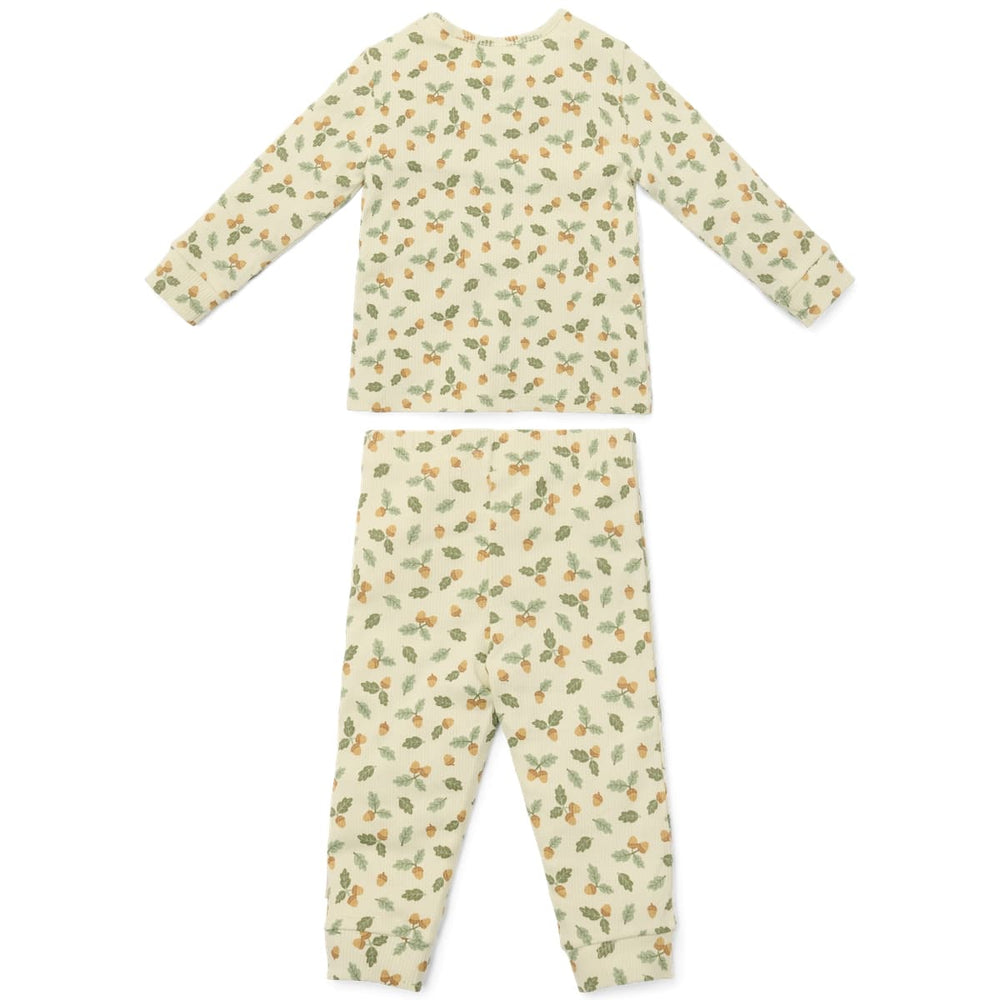 Ga naar dromenland en droom de mooiste dromen in deze tweedelige pyjama forest leaves van Little Dutch.  De pyjama bestaat uit een pyjamabroek en een pyjamashirt. Zowel de broek als het shirt zijn bedrukt met een print van blaadjes uit het bos. VanZus