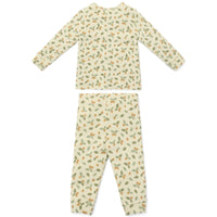 Ga naar dromenland en droom de mooiste dromen in deze tweedelige pyjama forest leaves van Little Dutch.  De pyjama bestaat uit een pyjamabroek en een pyjamashirt. Zowel de broek als het shirt zijn bedrukt met een print van blaadjes uit het bos. VanZus