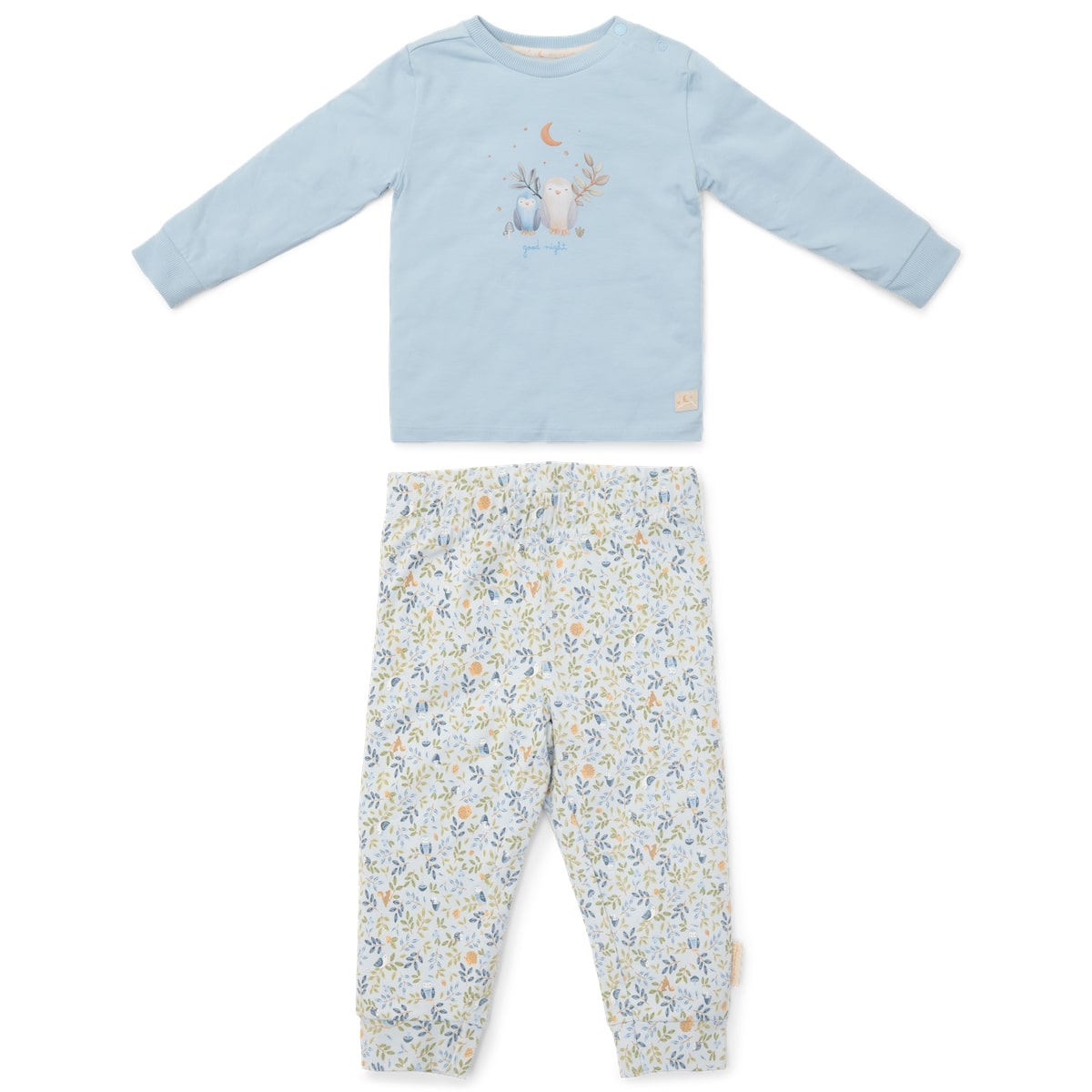 Ga naar dromenland en droom de mooiste dromen in deze tweedelige pyjama forest adventures van Little Dutch.  De pyjama bestaat uit een pyjamabroek en een pyjamashirt. De broek heeft een vrolijke print en het shirt hele schattige print met uiltjes. VanZus