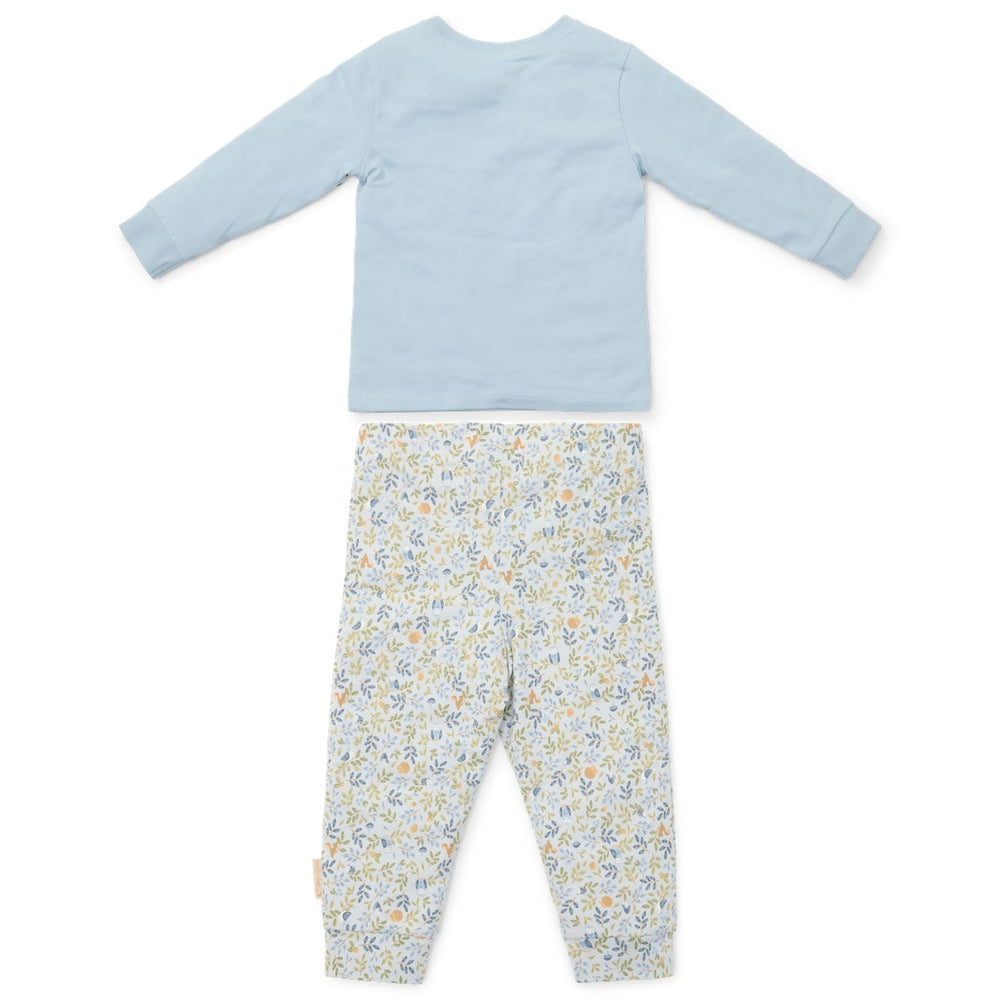 Ga naar dromenland en droom de mooiste dromen in deze tweedelige pyjama forest adventures van Little Dutch.  De pyjama bestaat uit een pyjamabroek en een pyjamashirt. De broek heeft een vrolijke print en het shirt hele schattige print met uiltjes. VanZus