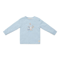 Ga naar dromenland en droom de mooiste dromen in deze tweedelige pyjama forest adventures van Little Dutch.  De pyjama bestaat uit een pyjamabroek en een pyjamashirt. De broek heeft een vrolijke print en het shirt hele schattige print met uiltjes. VanZus