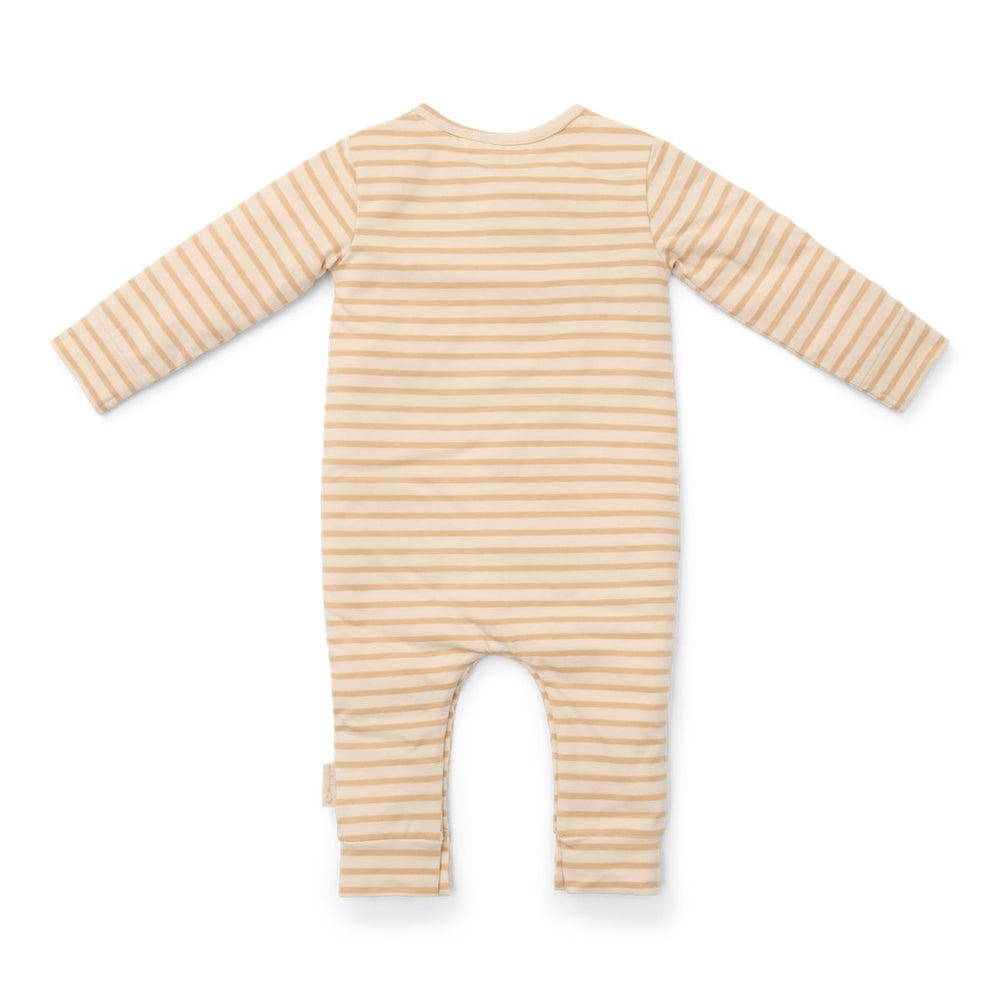 Jouw kleintje slaapt heerlijk in de Little Dutch pyjama met natural stripes print. De pyjama is gemaakt van zacht biologisch katoen wat zorgt voor comfort, waardoor je kleintje heerlijk kan slapen en vrij kan bewegen. VanZus