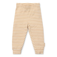 Ga naar dromenland en droom de mooiste dromen in deze tweedelige pyjama natural stripe van Little Dutch.  De pyjama bestaat uit een pyjamabroek en een pyjamashirt. De broek is gestreept en het shirt in een neutrale kleur heeft een hele schattige print met een gans, maan en sterretjes. VanZus