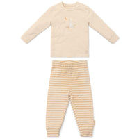 Ga naar dromenland en droom de mooiste dromen in deze tweedelige pyjama natural stripe van Little Dutch.  De pyjama bestaat uit een pyjamabroek en een pyjamashirt. De broek is gestreept en het shirt in een neutrale kleur heeft een hele schattige print met een gans, maan en sterretjes. VanZus