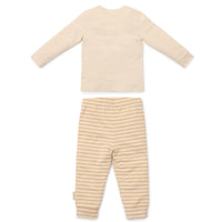 Ga naar dromenland en droom de mooiste dromen in deze tweedelige pyjama natural stripe van Little Dutch.  De pyjama bestaat uit een pyjamabroek en een pyjamashirt. De broek is gestreept en het shirt in een neutrale kleur heeft een hele schattige print met een gans, maan en sterretjes. VanZus