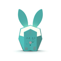 De MOB cutie wekker in konijnvorm en kleur turquoise, reageert op geluid en beweging. Handige app-bediening en magnetische ophangoptie. Schattig én functioneel! VanZus