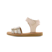 De Shoesme classic sandaal beige gold is de perfecte sandaal voor jouw kleintje. Deze comfortabele sandalen zijn heerlijk om te dragen op een warme zomerdag. De leuke looks van de sandalen maken het helemaal af. VanZus.