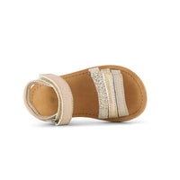 De Shoesme classic sandaal beige gold is de perfecte sandaal voor jouw kleintje. Deze comfortabele sandalen zijn heerlijk om te dragen op een warme zomerdag. De leuke looks van de sandalen maken het helemaal af. VanZus.
