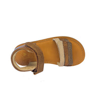 De Shoesme classic sandaal brown is de perfecte sandaal voor jouw kleintje. Deze comfortabele sandalen zijn heerlijk om te dragen op een warme zomerdag. De leuke looks van de sandalen maken het helemaal af. VanZus.