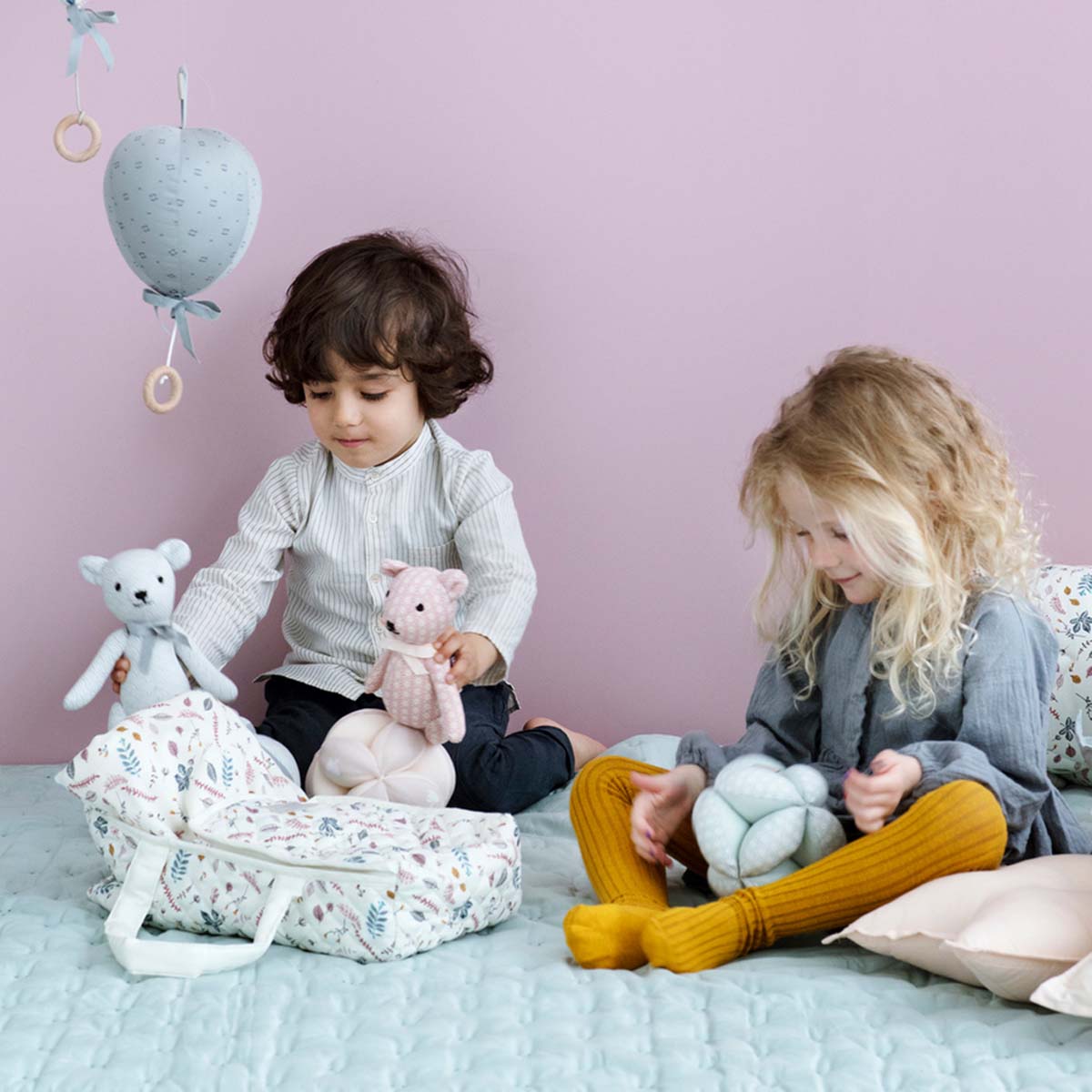 Super schattig: poppen reiswieg pressed leaves rose van Cam Cam Copenhagen. Ideaal voor poppen/knuffels, met ritsopening in diverse prints. Materiaal: 100% organisch katoen, 36x18x9 cm, vanaf 3 jaar. VanZus