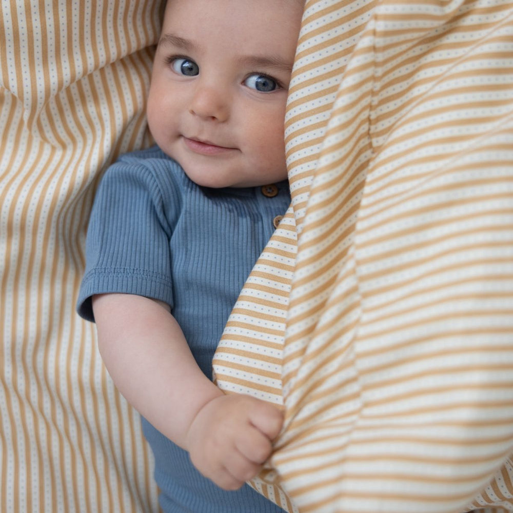 Het Cam Cam Copenhagen baby dekbedovertrek in de kleur oatfield is een prachtige toevoeging aan de slaapkamer van je kindje. Dit mooie dekbedovertrek maakt de kamer helemaal af. VanZus.