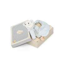 De Cam Cam Copenhagen baby essentials cadeaubox classic stripes blue is gemaakt van 100% biologisch katoen. Inhoud: slabbetje, knuffeltje, speenkoord en hydrofiele doek. Leuk kraamcadeau! VanZus