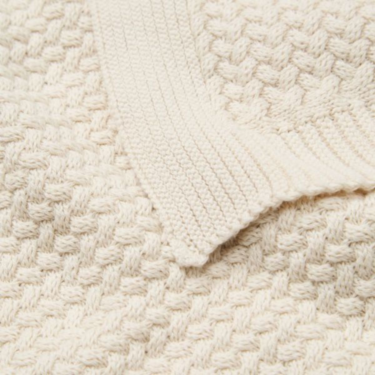 De Cam Cam Copenhagen harper knit baby deken in off white is een zachte, gebreide deken van 100% biologisch katoen. Met een rustgevende kleur biedt het comfort en warmte voor dagelijks gebruik. VanZus