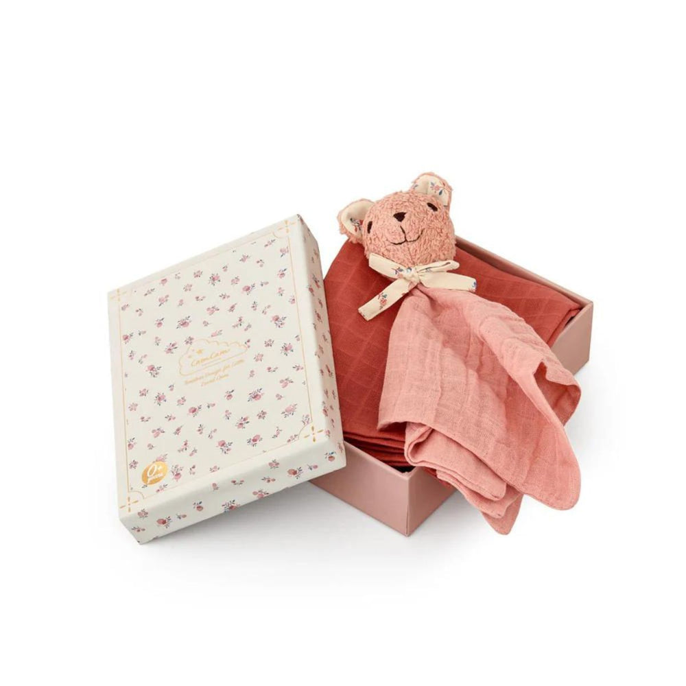 Het perfecte cadeau voor kraamvisite of babyshower: het Cam Cam Copenhagen knuffeldoekje cadeaubox berries. Gemaakt van 100% biologisch katoen, zacht en ademend, in mooie cadeaubox. Multifunctioneel. VanZus