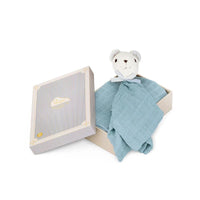 Het perfecte cadeau voor kraamvisite of babyshower: het Cam Cam Copenhagen knuffeldoekje cadeaubox classic stripes blue. Gemaakt van 100% biologisch katoen, zacht en ademend, in mooie cadeaubox. Multifunctioneel. VanZus