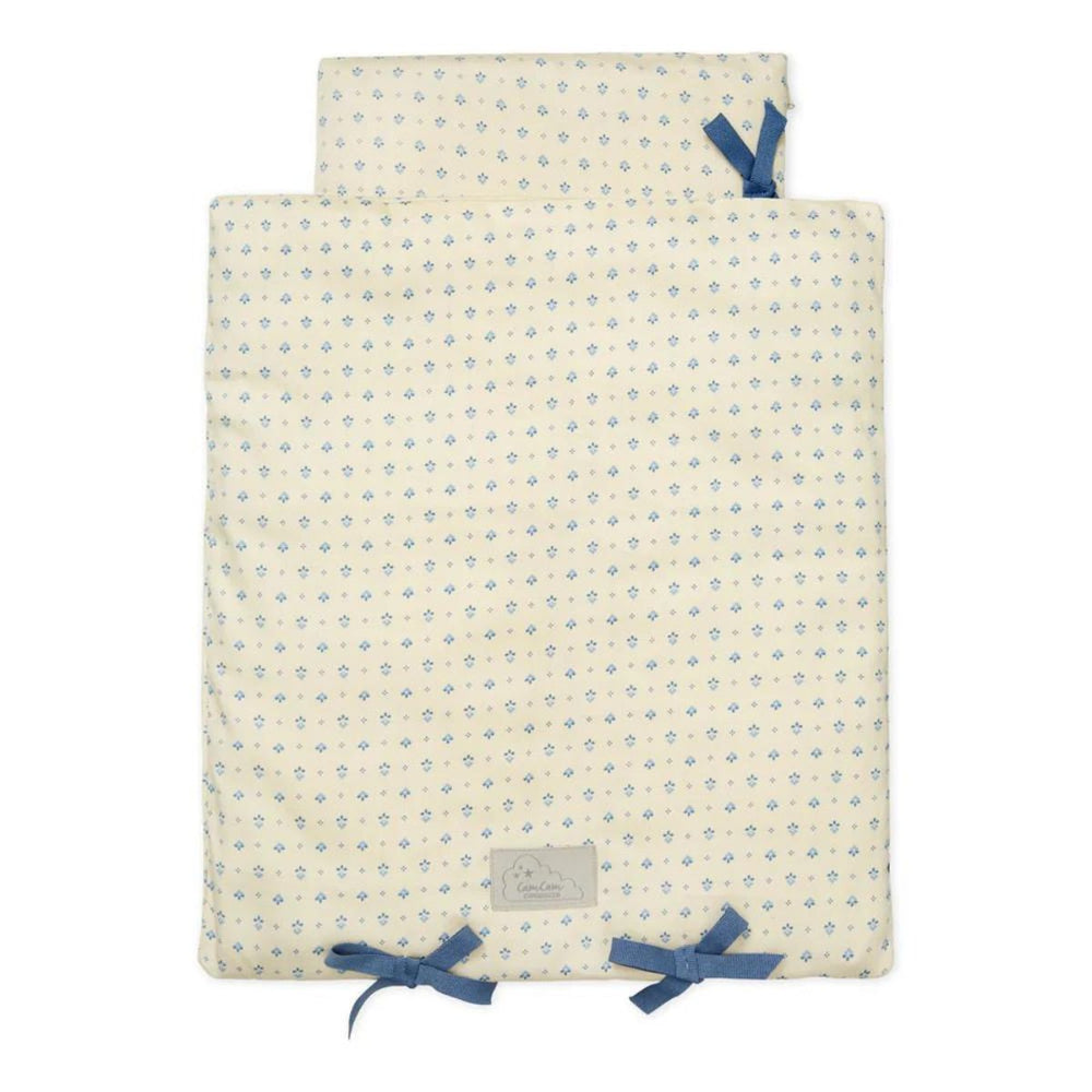 Het Cam Cam Copenhagen poppenbeddengoed capri is ideaal voor jonge poppenouders. 100% biologisch katoen met een elegant capri-design. Inhoud: dekbed (33 x 40 cm) en kussen (14 x 24 cm) met polyester vulling. VanZus