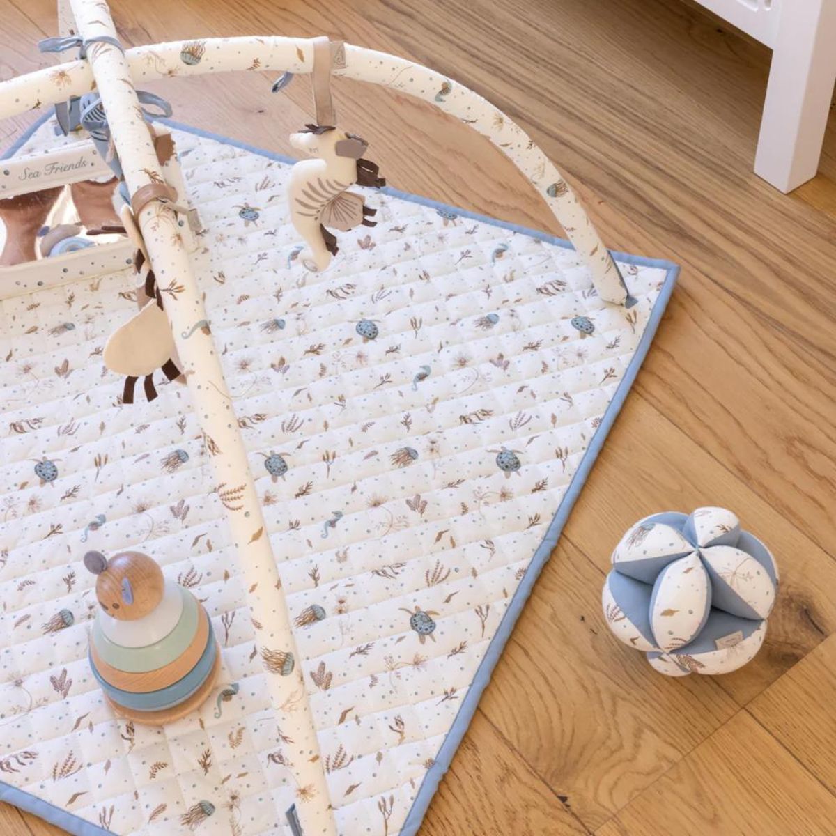 Je kindje kan heerlijk spelen met deze stoffen babygym in de kleur sea garden van het merk Cam Cam Copenhagen. De babygym bestaat uit een zachte deken en flexibele bogen gemaakt van organisch katoen. VanZus