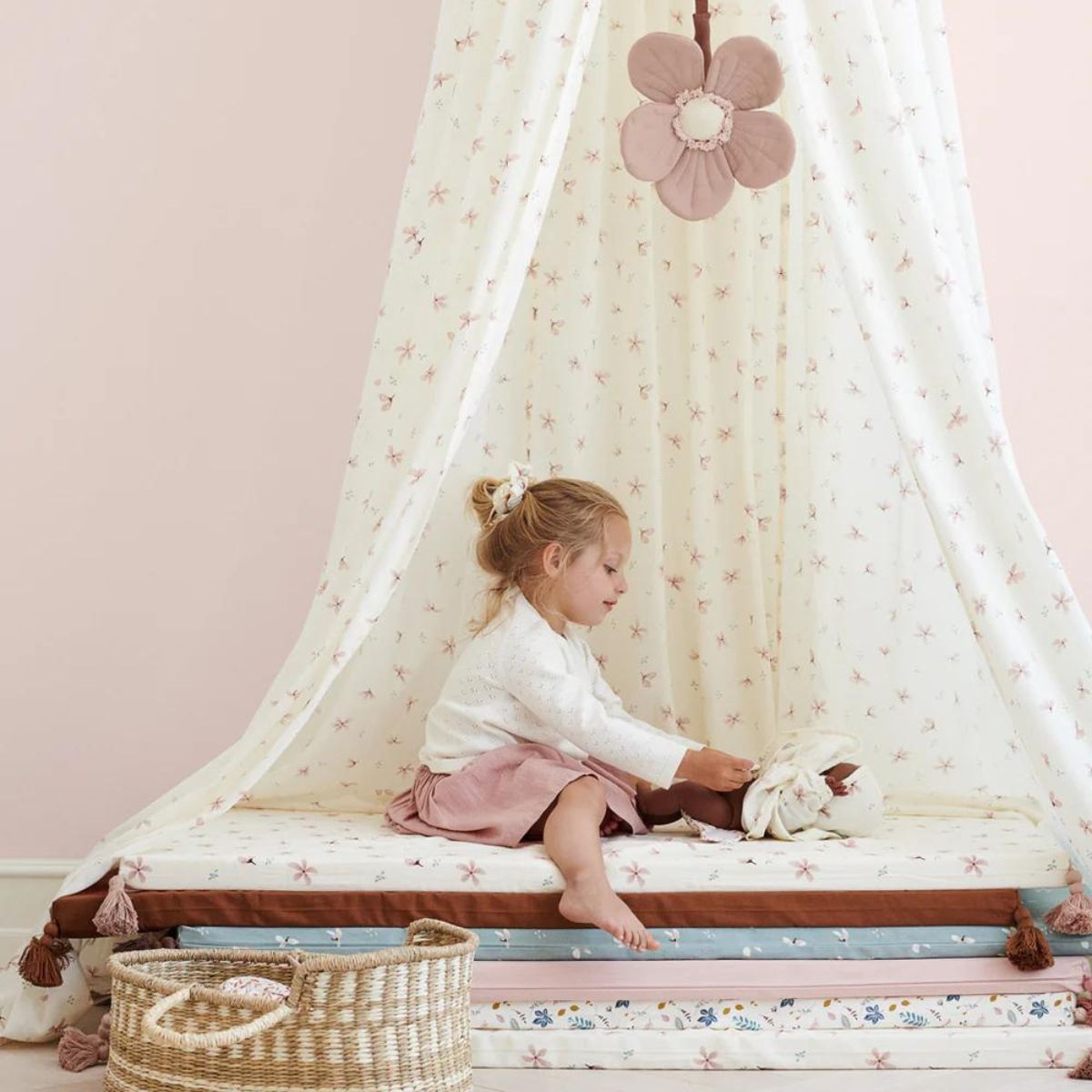 Creëer een rustgevende sfeer in de babykamer met deze prachtige windflower muziekmobiel in de kleur dusty rose van het Deense merk Cam Cam Copenhagen. Deze prachtige muziekmobiel is versierd met een mooie neutraal gekleurde bloem, gemaakt van katoen en linnen en gevuld met gerecycled polyester. VanZus