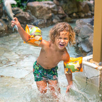 De Swim Essentials zwembandjes orange camouflage zijn onmisbaar tijdens een dagje strand of zwembad. Deze leuke zwembandjes zorgen ervoor dat jouw kindje veilig in het water kan spetteren! VanZus.
